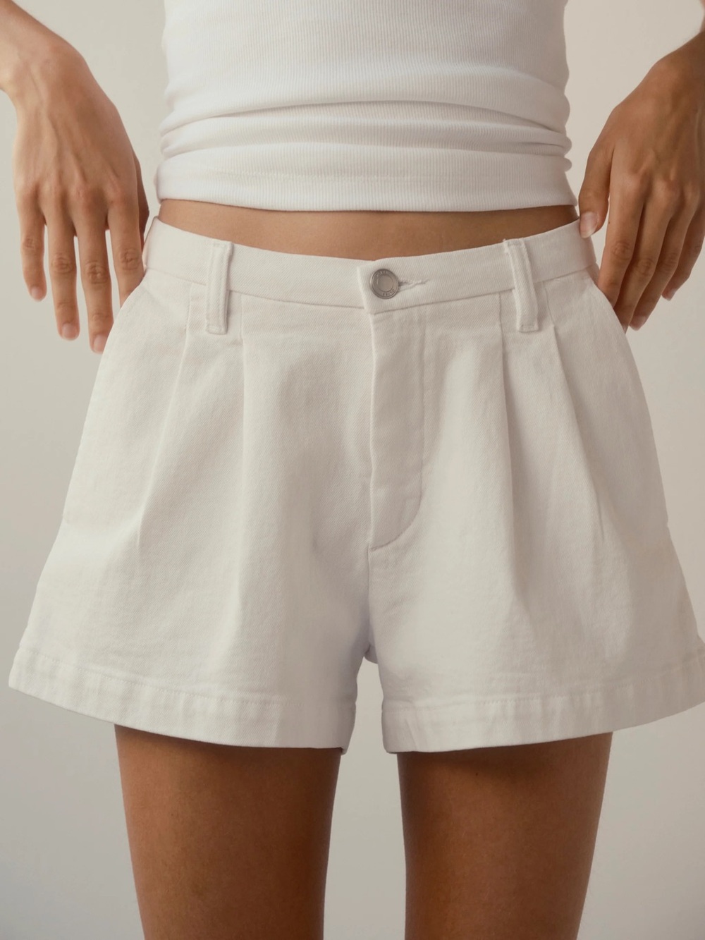 NWT DL1961 Isabel White Denim Short Size 27